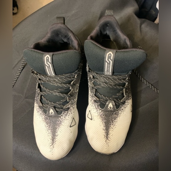 Under Armour Spotlight 2.0 Men’s football cleats in size 8. - Picture 3 of 8